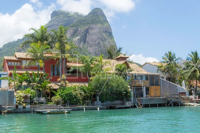 Casa nas margens do Canal da Barra da Tijuca #742