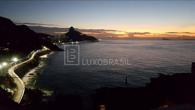 Mansão de luxo com vista deslumbrante no Joá